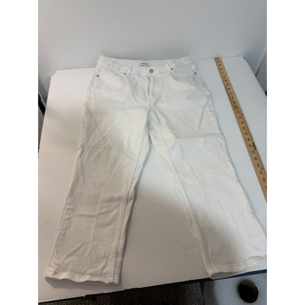 Amazon Essentials white denim capri jean size 12